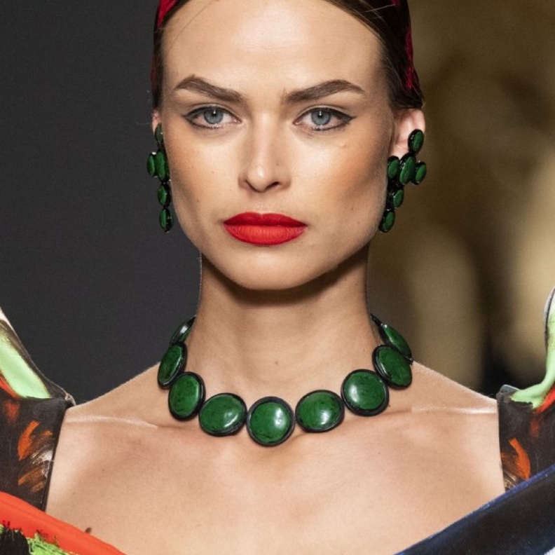 طريقة عمل كونتور الشفاه الأحمر المات من Moschino