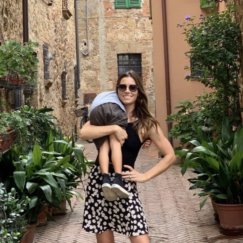 جيسيكا بيل تدعم الجمعيات الخيرية التي تساعد في أزمة كورونا بمناسبة عيد ميلاد ابنها