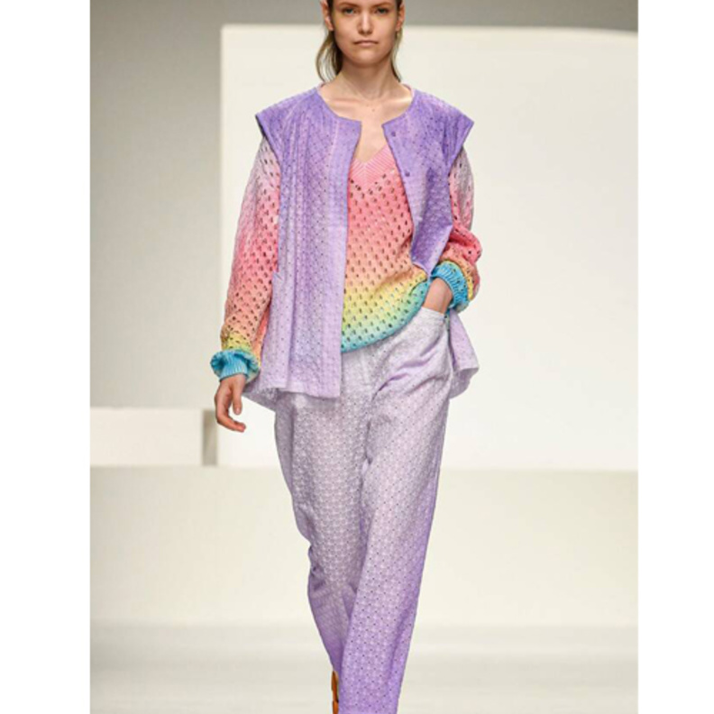 صيحات البناطيل البنفسجية الواسعة