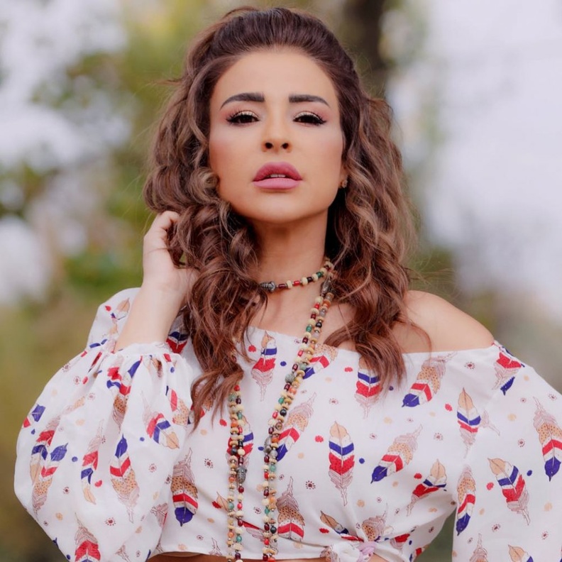  الفنانة ماغي بو غصن