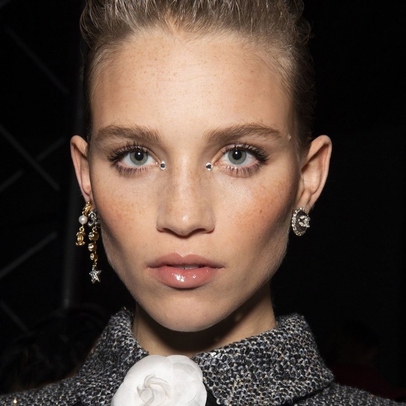 مكياج طبيعي مع البلاشر لاخفاء الوجه الشاحب اثناء الحجر المنزلي