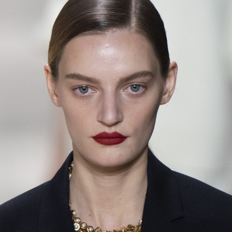 طريقة عمل مكياج الشفايف الدائم بالخطوات في الحجر المنزلي من دار Jil Sander