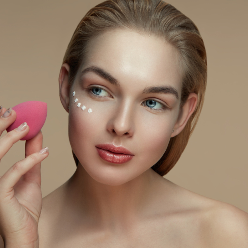  ضعي الهايلايتر على خديك لمنح بشرتك اشراقاً خاصاً