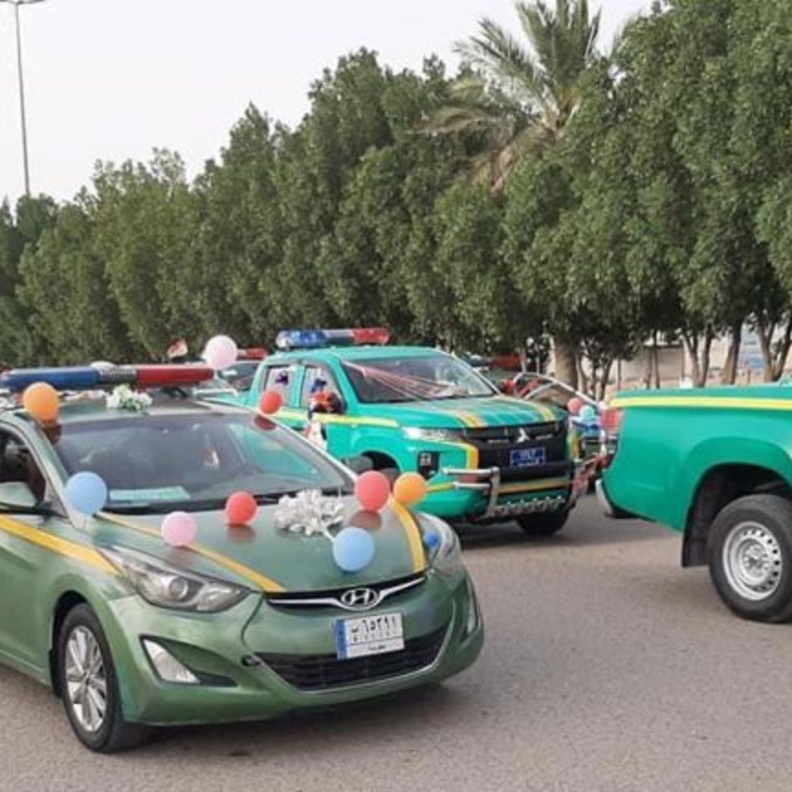  الشرطة العراقية قامت بتزيين السيارات لموكب العروسين