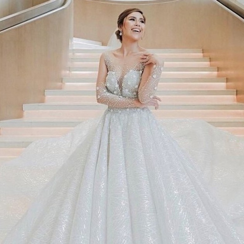  العروس تينجوي وهي مرتدية فستان الزفاف الذي قررت بيعه