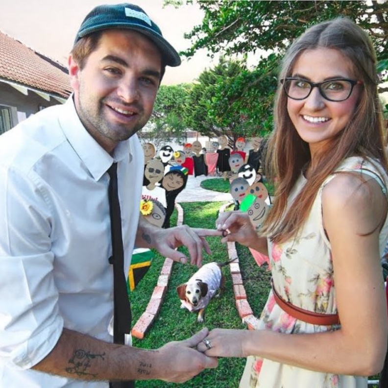 العروسان مع ضيوفهما الكرتونية