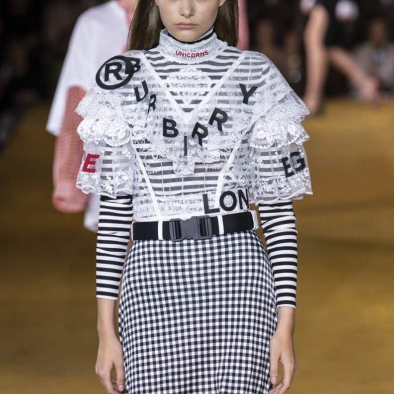  اطلالة من تصميم burberry