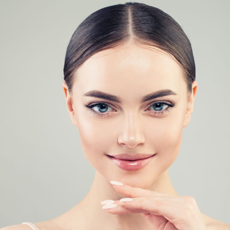 خلطات طبيعية لملئ فراغات الحواجب وتكثيف الشعر