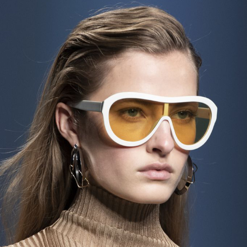 اكسسوارات النظارات الشمسية لارتدائها في حديقة المنزل من Boss