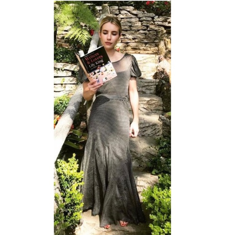 اطلالة EMMA ROBERTS بموضة الجينز الكلاسيكي مع الكنزة الصوفية العصرية باللون البيج