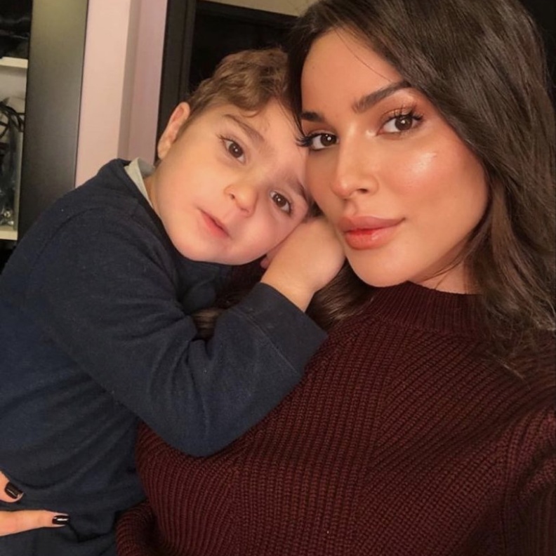 نادين نسيب نجيم تنشر صورة لطيفة مع ابنها