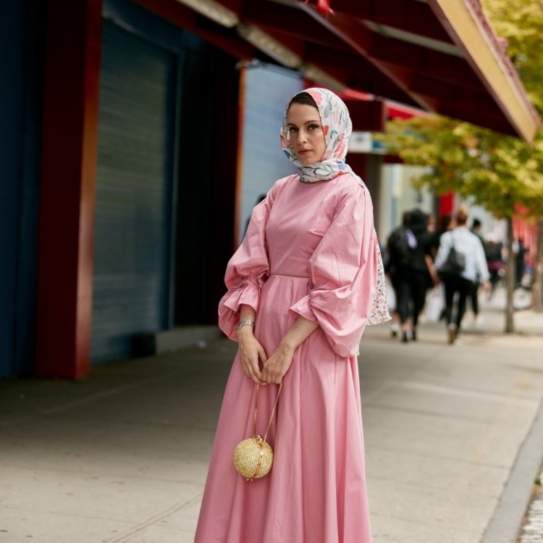 إطلالات مريحة بالزهري من وحي فيديو اليسا وهيفا الجديد