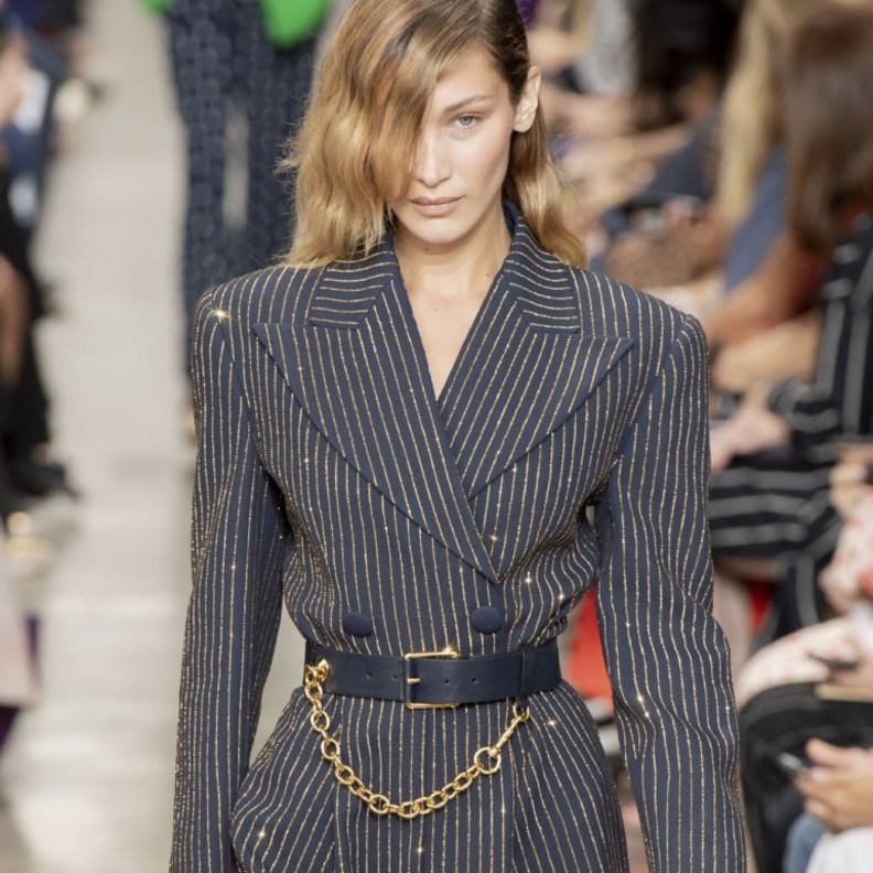 اكسسوارات الحزام الجلدي مع السلاسل الذهبية من Michael Kors