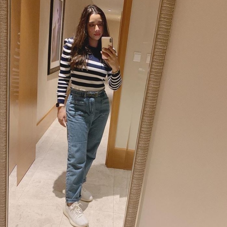  الجينز الخصر العالي مع الكنزة بنقشة المقلّم