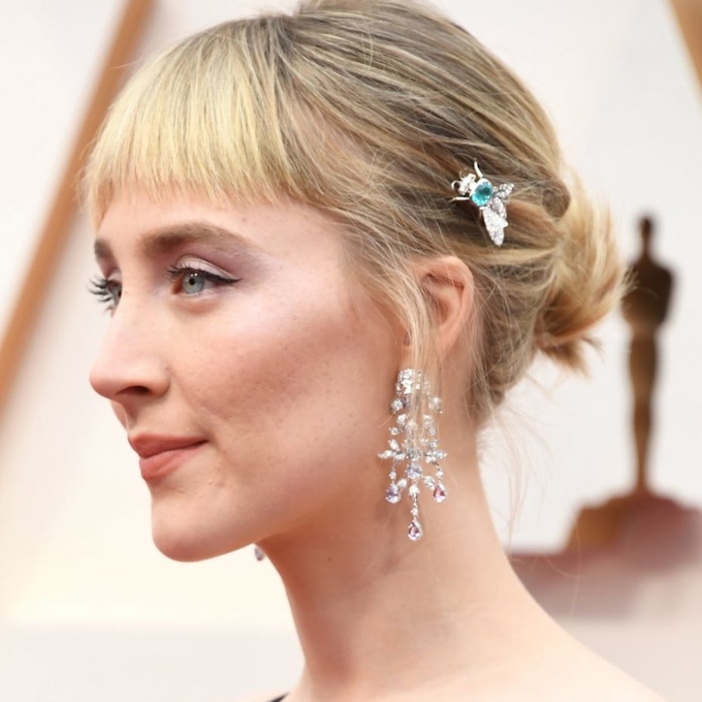 أناقة سيرشا رونان بأقراط واكسسوار للشعر من غوتشي Gucci