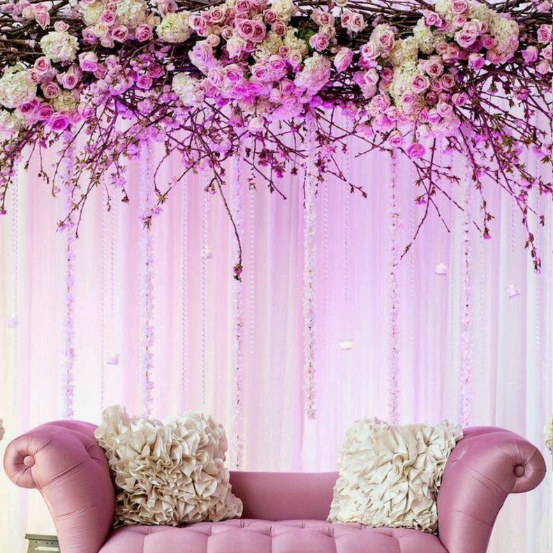 كوشة زفاف ميزنة بالاضاءة الجميلة مع الزهور