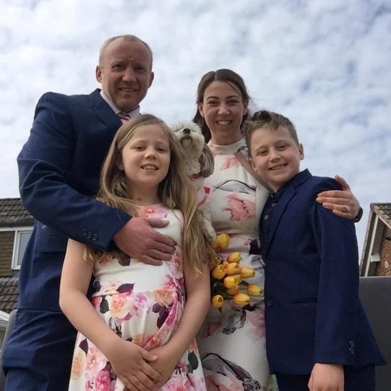  الوالدان مع طفلهما في يوم الزفاف