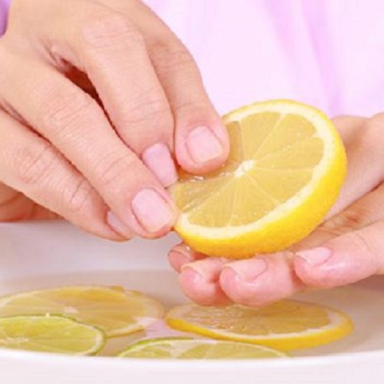 خلطة الليمون والعسل لتقوية اظافر العروس في الحجر المنزلي