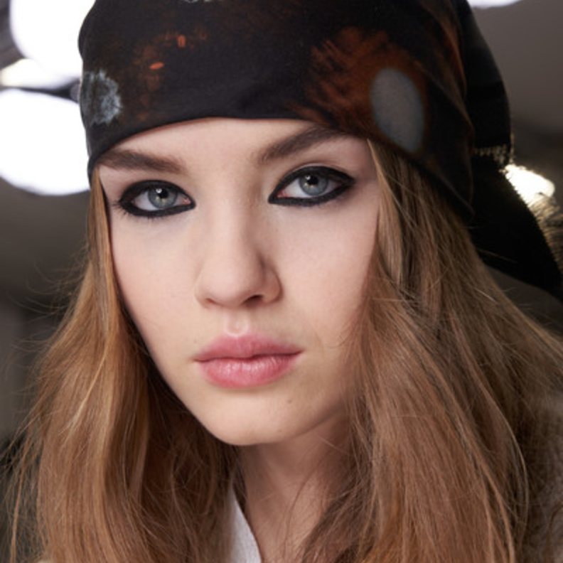 رسمات آيلاينر سوداء عريضة على الجفون العليا لرمضان 2020 من Dior