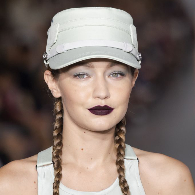 تسريحات شعر ضفائر سهلة على الجوانب طبّقيها أثناء الحجر المنزلي من Max Mara