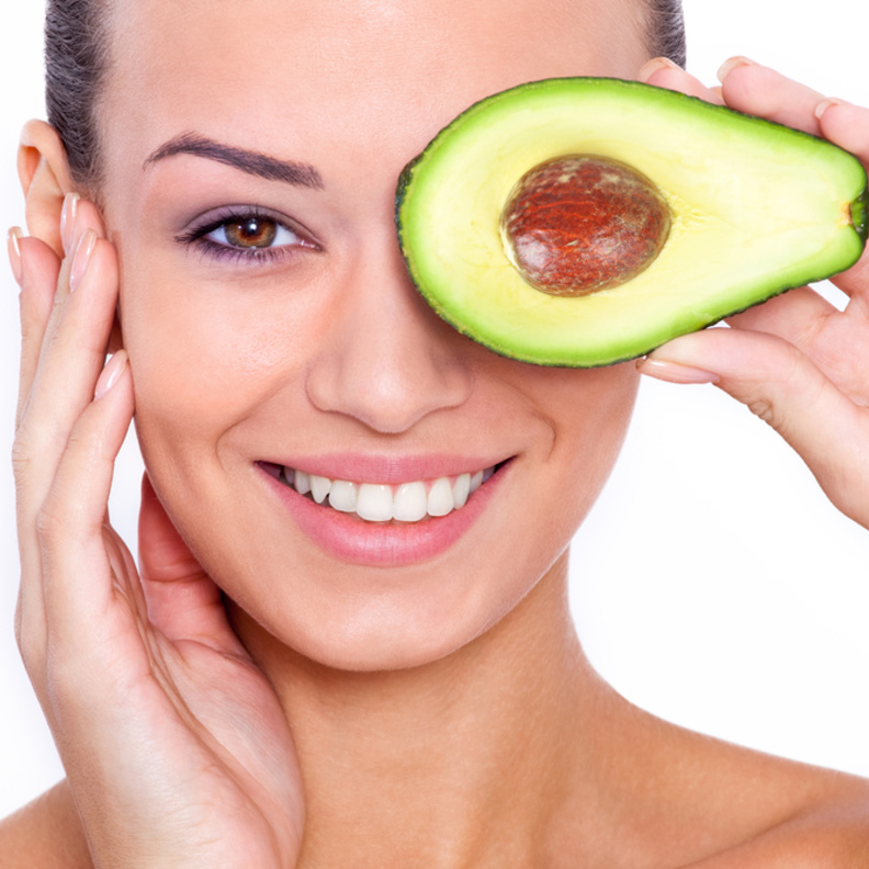 فوائد لب الأفوكادو للعناية بالبشرة اثناء الحجر المنزلي