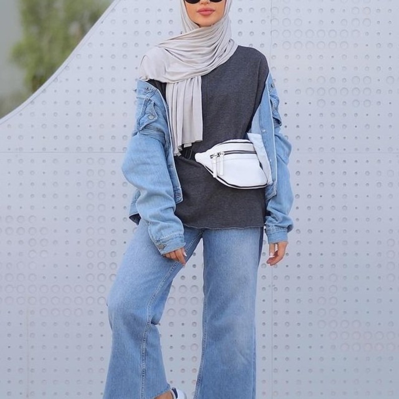 اطلالة شبابية في الجينز الواسع نسقتها فاطمة حسام