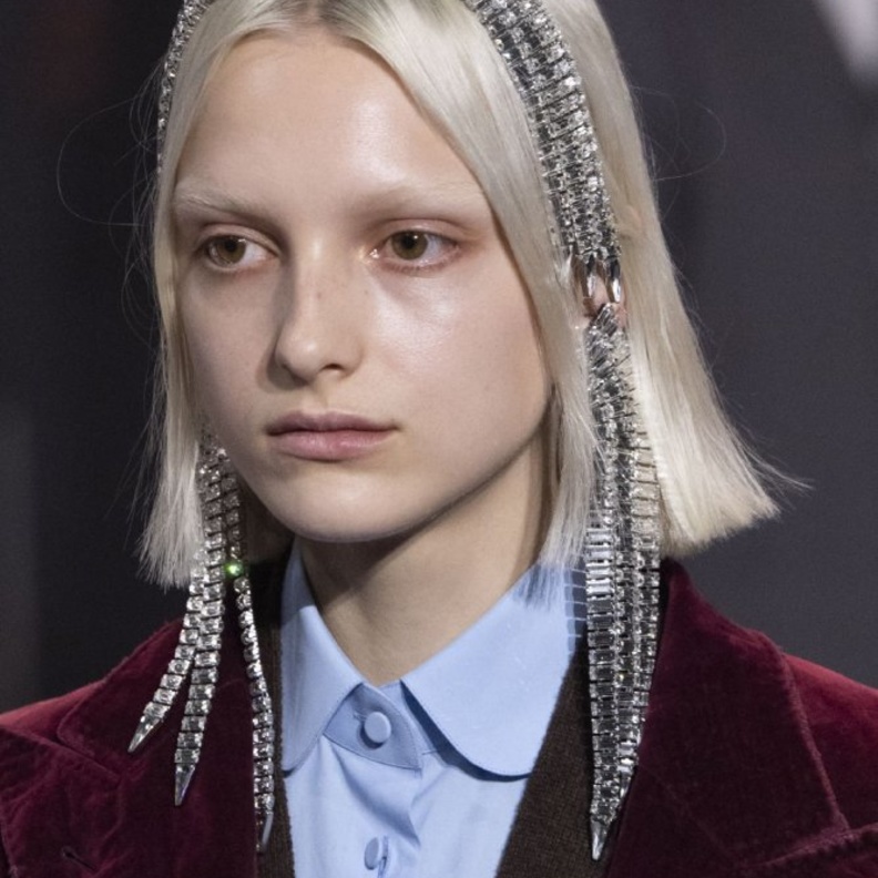 اكسسوارات شعر فاخرة وبراقة مع الباند من Gucci