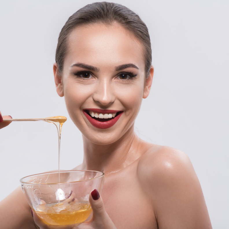 العسل يعد مكون مناسب لحل مشكلة بشرتك الحساسة