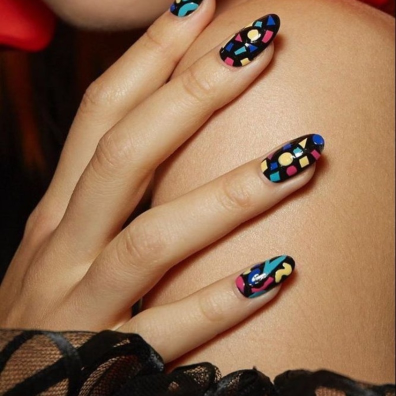 رسومات اظافر ملونة ومزخرفة اختاريها أثناء الحجر المنزلي من Jeremy Scott