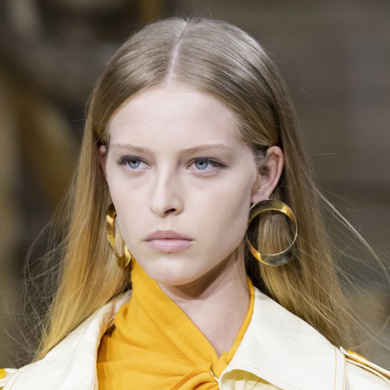 أكسسوارات بسيطة مع الأقراط الذهبية من Sies Marjan