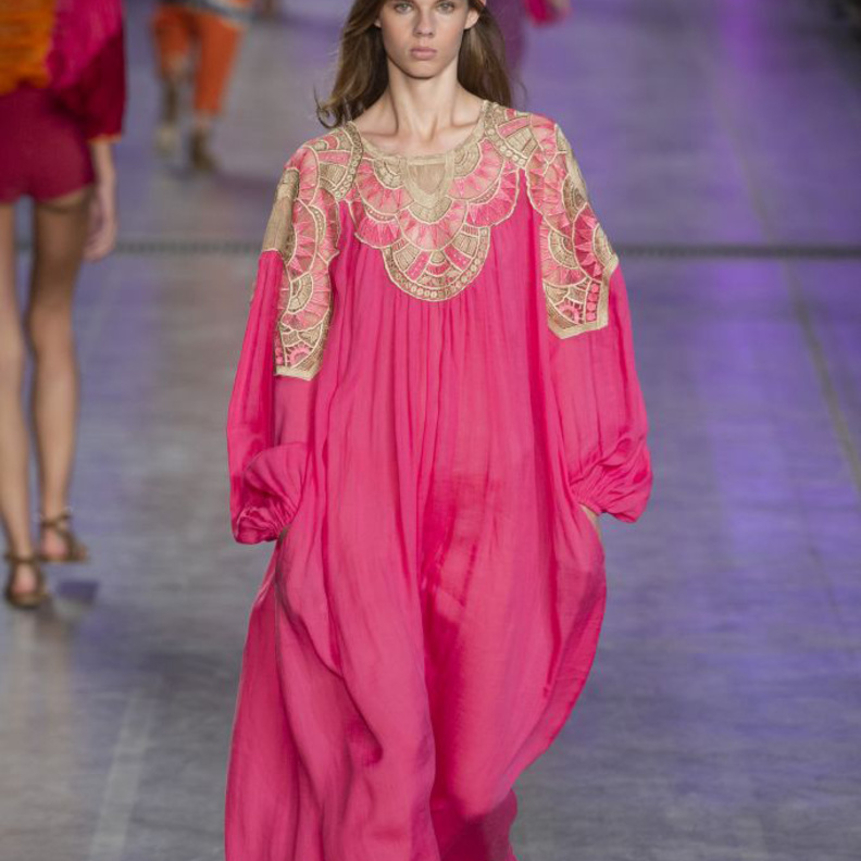 أزياء ربيعية محتشمة للمحجبات مع القفاطين الزهريةمن Alberta Ferretti