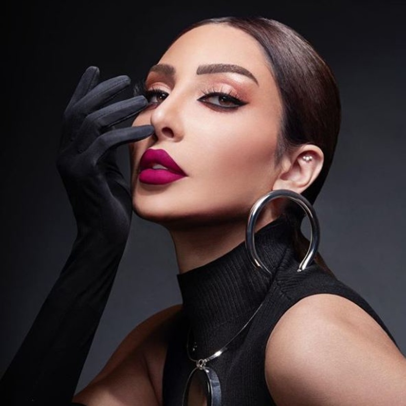 طريقة عمل مكياج عيون ملون لإطلالة مشرقة في الحجر المنزلي