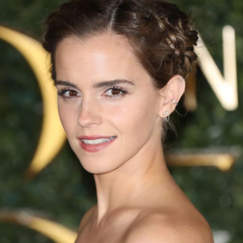 إضافة ضفائر الشعر الأنثوية إلى التسريحة المرفوعة