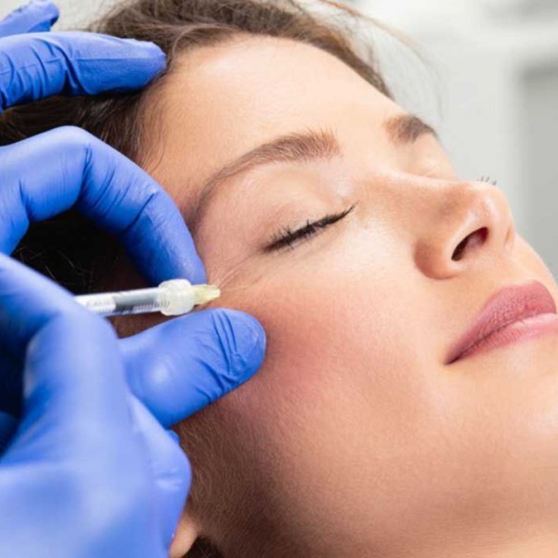 حقن منطقة تحت العين بطبقة صغيرة من هلام حمض الهيالورونيك تساعدك على التخلص من الهالات السوداء