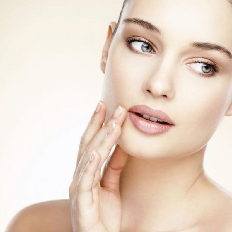 عندما تكون بشرتك باهتة وجافة استخدمي قناع الشوفان والزبادي والعسل