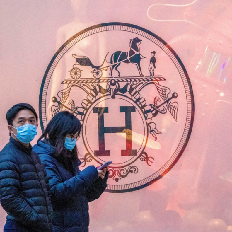  إحدى المتسوقات كشفت أنها أنفقت مبلغ 142,124 دولارًا في يوم واحد