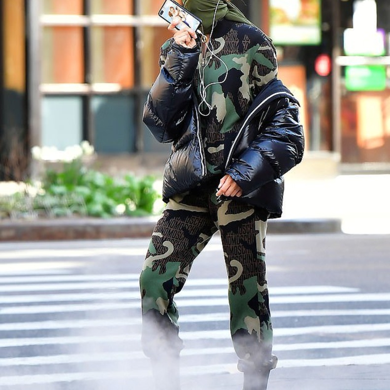  نسّقت معه جاكيت puffer باللون الأسود من ماركة Burberry