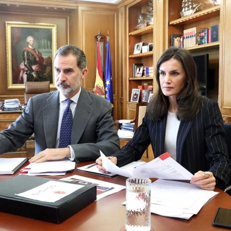 طريقة مميزة اختارها ملك وملكة إسبانيا لعقدت اجتماعات الفيديو في ظل أزمة كورونا