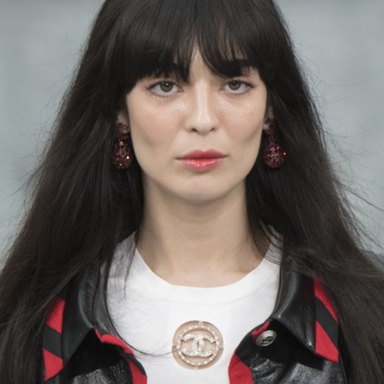  الغرة الأمامية تعمل على تقصير وجهك الطويل