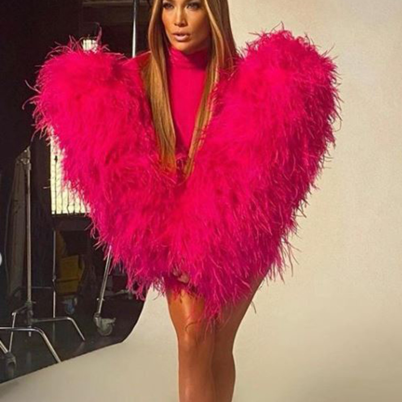 تميّز بالأكمام الريش الدراماتيكية التي جاءت على شكل قلب