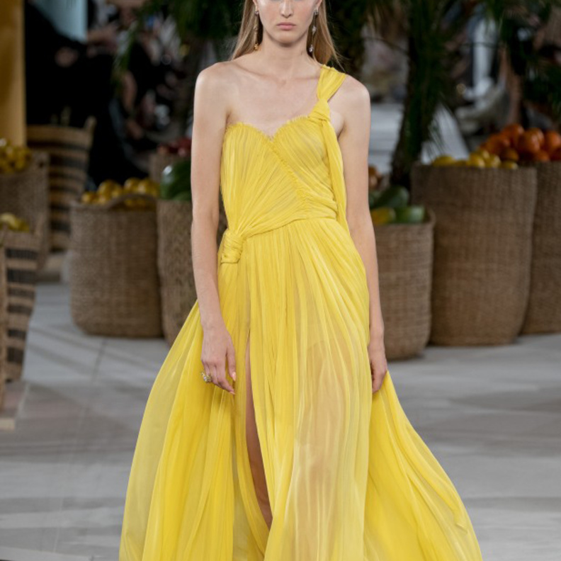  أوسكار دي لا رنتا قدّم تصميماً مفعماً بالأنثوية بقصة الكتف الواحد