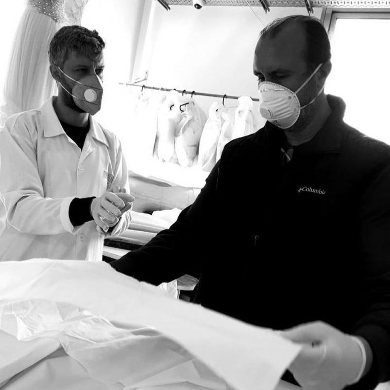 فتح المصمم طوني ورد أبواب مشغله لتنفيذ مفارش وأغطية أسرّة للمستشفيات