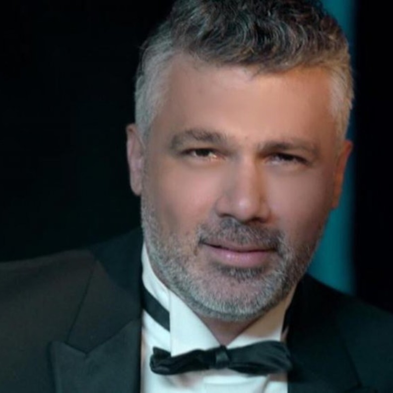 احتفل الفنان فارس كرم بزفاف سري