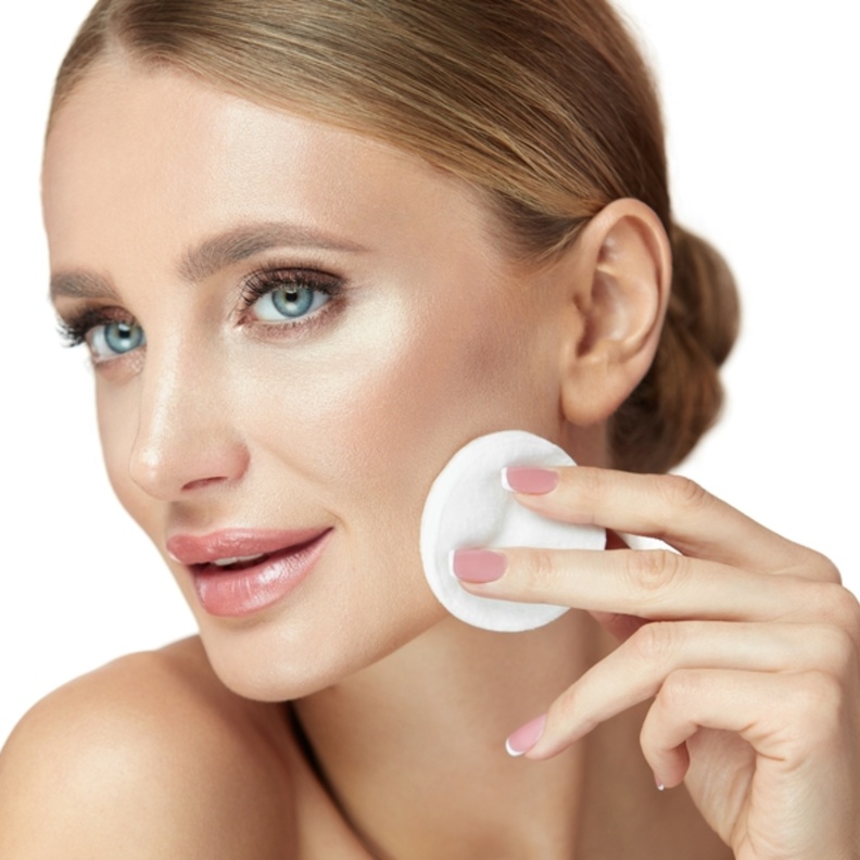 التنظيف اليومي والعميق مبدأ أساسي للبشرة الدهنية