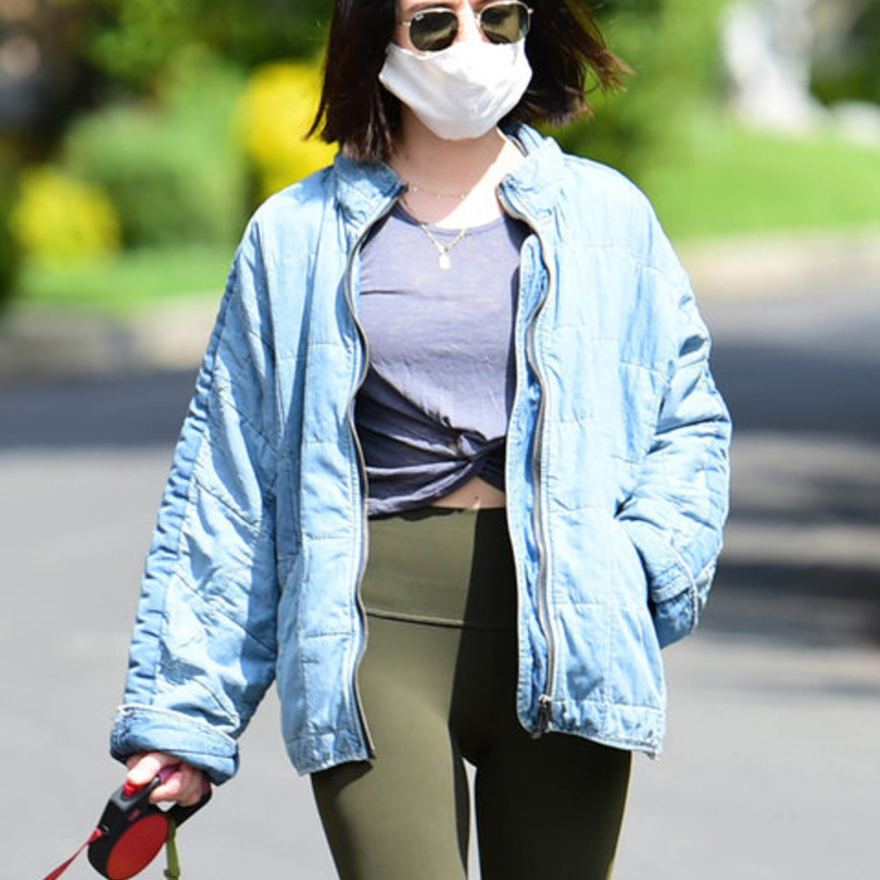 الجميلة LUCY HALE بتصاميم رياضية وكاجوال مع الليغينغ الأسود وجاكيت الجينز الواسعة