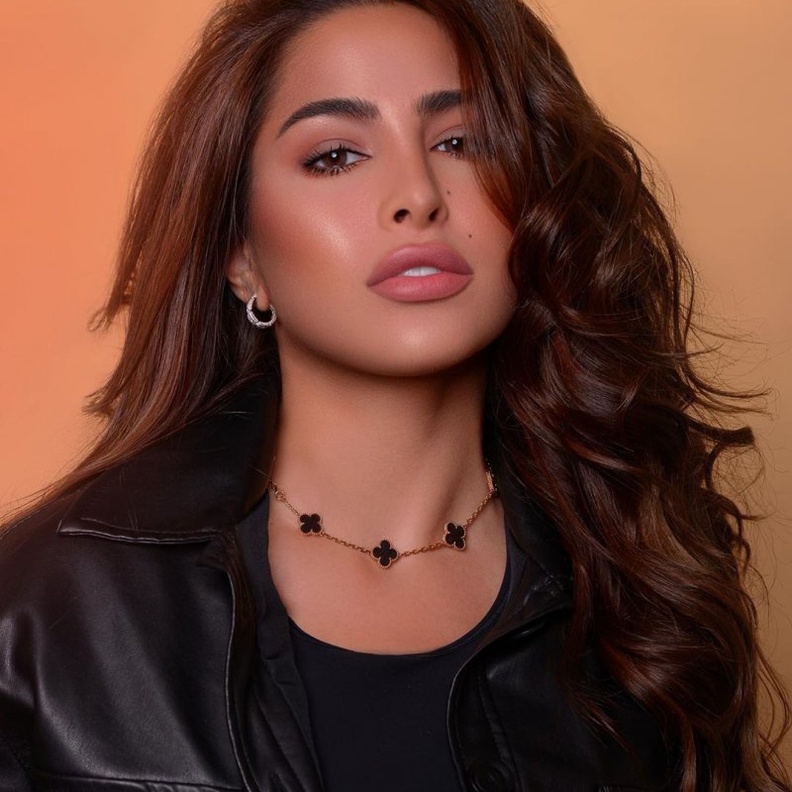 طريقة تطبيق مكياج ناعم وخفيف لاجتماعات العمل عبر الانترنت باسلوب فوز الفهد