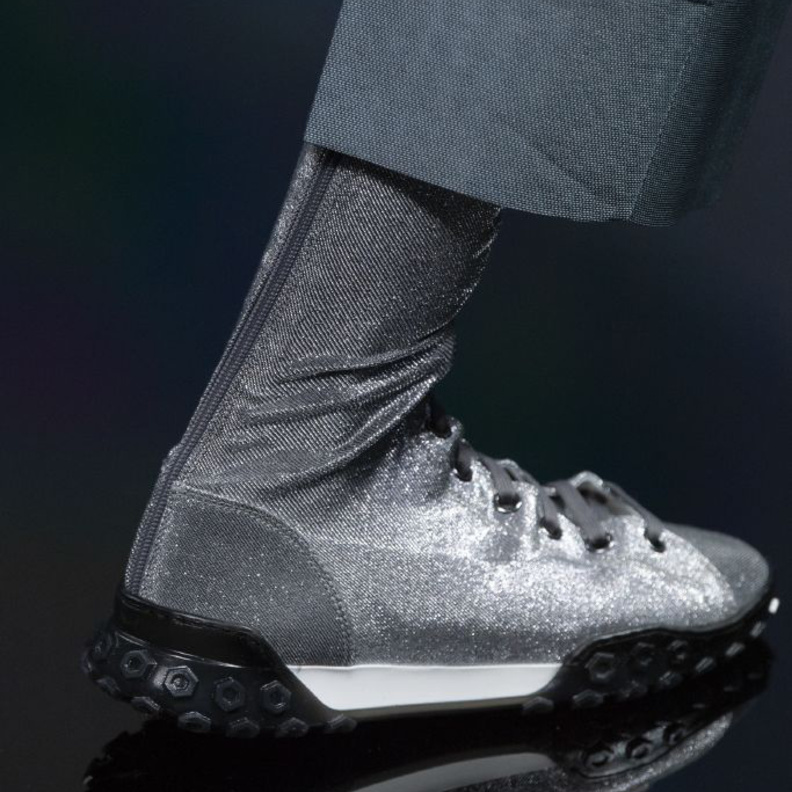 صيحة الأحذية المعدنية لإطلالاتك في رمضان 2020 من Emporio Armani