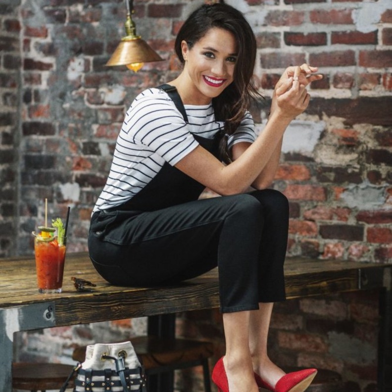 بالأوفيرول الأسود مع التي شيرت المقلّم