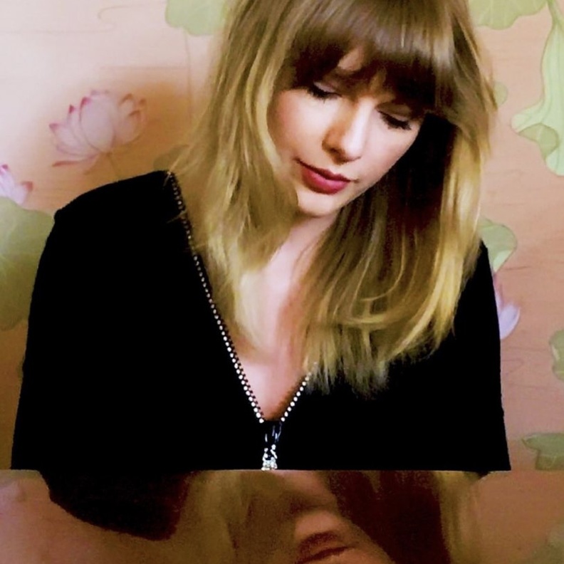 أداء تايلور سويفت لأغنيتها الجديدة لأول مرة ضمن فعاليات حفل Together At Home الغنائي