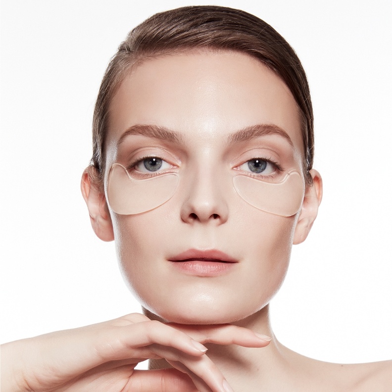 استخدام ماء الورد على الهالات السوداء سيجعلها تختفي بسرعة